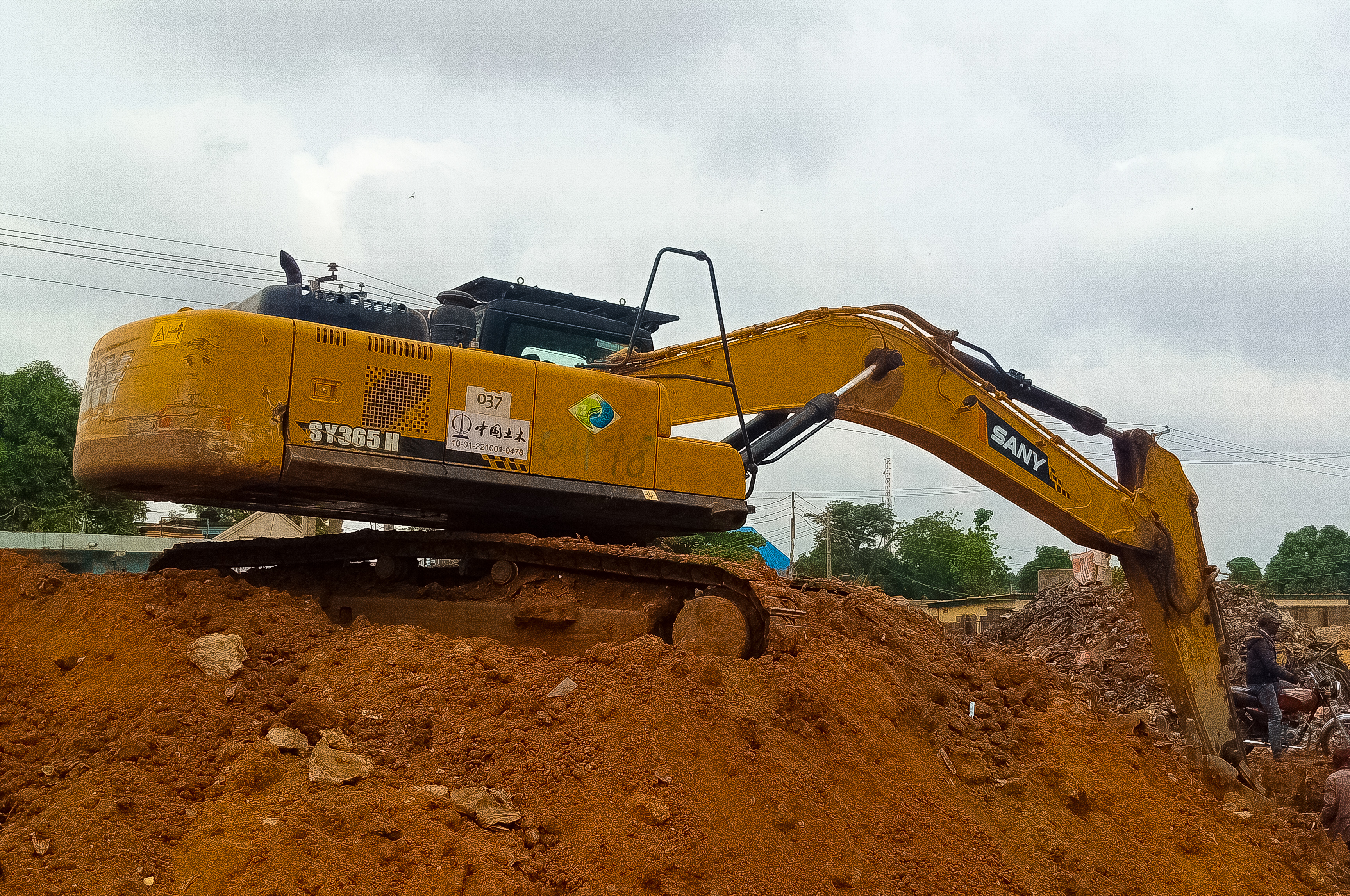 Excavator construction machinery for route preparation